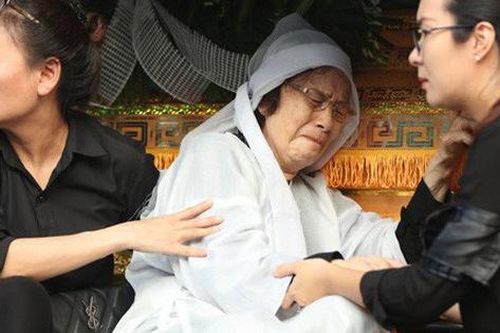 Vợ khóc nghẹn bên linh cữu NSND Thế Anh