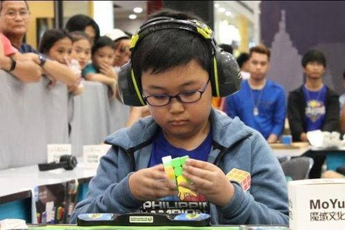 Nam sinh 11 tuổi xoay rubik trong 6 giây