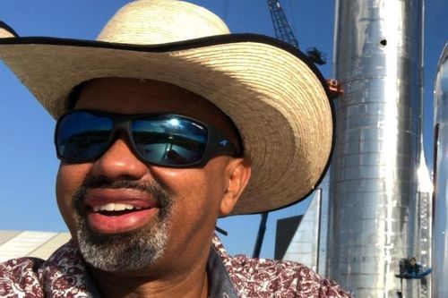 Fan cuồng ngồi tù vì selfie với tên lửa của Elon Musk