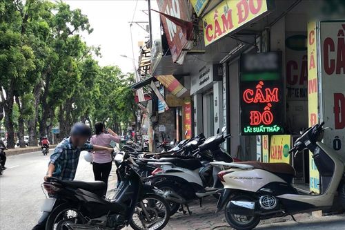 Ai quản lý các chuỗi cầm đồ đang nở rộ, lãi suất trên 100%/năm?