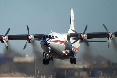 Máy bay An-12 hết xăng buộc phải đáp khẩn cấp làm 5 người chết