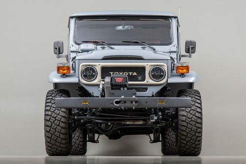 Toyota Land Cruiser phục chế có giá ngang siêu xe