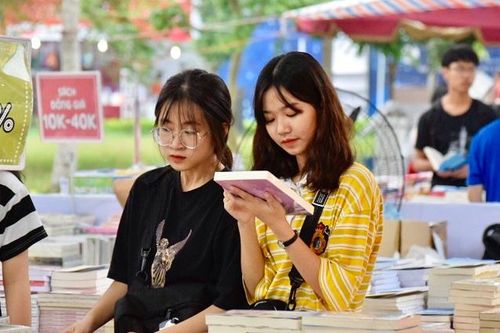 Tấp nập Hội sách Hà Nội 2019