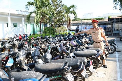 Ninh Thuận: Tiêu hủy hàng trăm phương tiện xe gắn máy không rõ nguồn gốc
