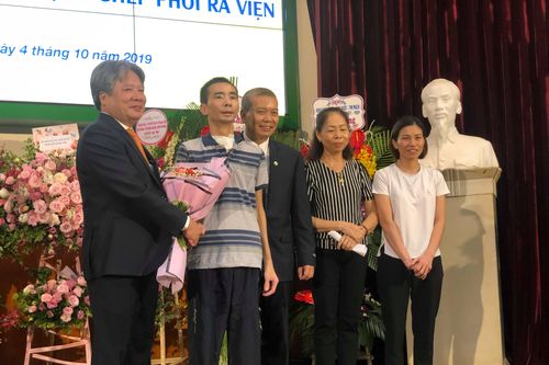 Bệnh nhân được ghép phổi đầu tiên được xuất viện