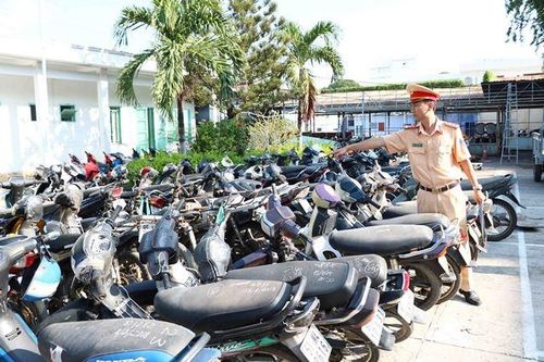 Tiêu hủy hàng trăm xe gắn máy, xe tự chế