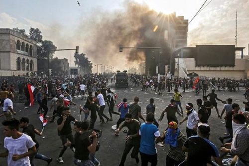 Biểu tình biến thành bạo động, Iraq ban bố lệnh giới nghiêm