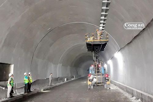 Hầm Hải Vân 2 hối hả về đích