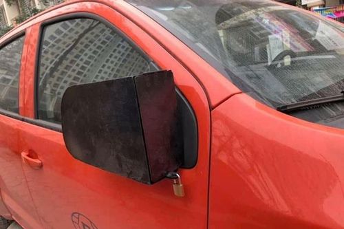 Nạn 'gương tặc' bùng nổ: Khó nhịn cười với các kiểu 'khóa' phòng vệ