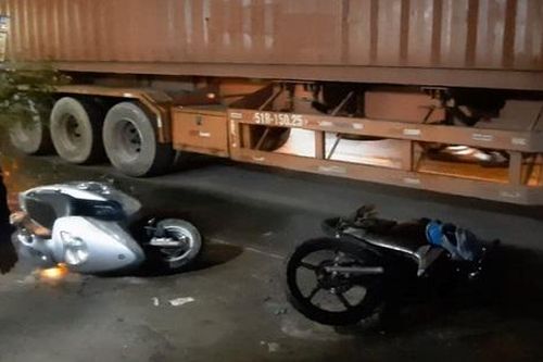 Ngã ra đường sau va chạm với xe máy, 2 cháu bé bị xe container cán thương vong