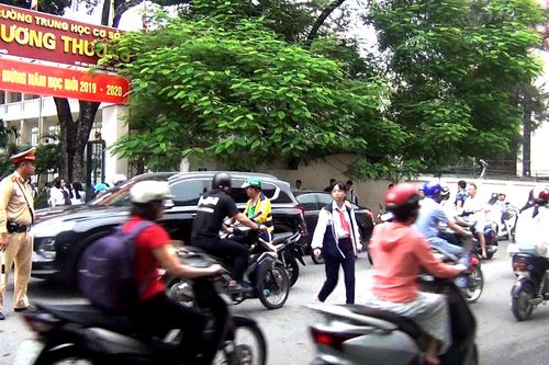 Hà Nội: Tăng cường biện pháp xử phạt vi phạm đối với phụ huynh và học sinh khi tham gia giao thông.