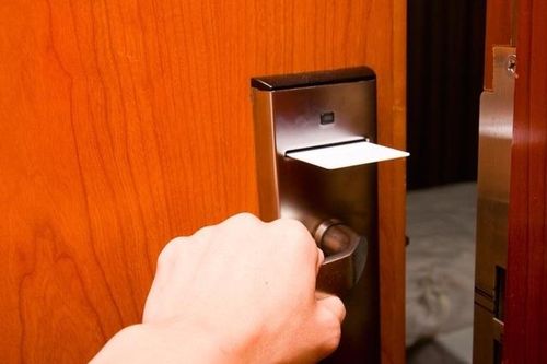 Thực hư thông tin gõ cửa 3 lần trước khi vào phòng khách sạn để tránh ác mộng