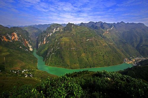 Khám phá cung đèo Mã Pí Lèng hiểm trở bậc nhất Việt Nam