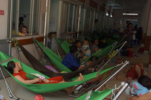 Trẻ mắc bệnh hô hấp tăng cao, bệnh viện quá tải