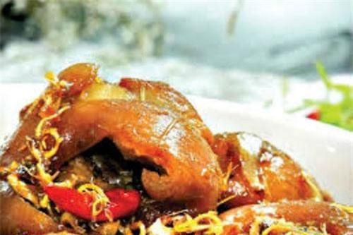 Món giò heo kho sả cho bữa cơm ngày cuối tuần