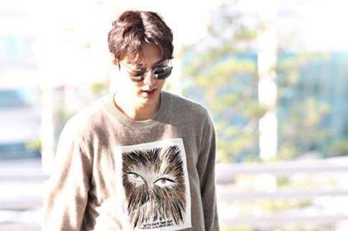 Mỹ nam 'Người Thừa Kế' Lee Min Ho xuất hiện cực ngầu như chụp ảnh tạp chí tại sân bay