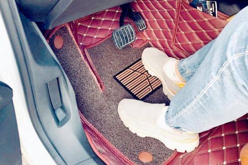 Sử dụng loại thảm sàn ô tô nào để đảm bảo an toàn khi lái xe?
