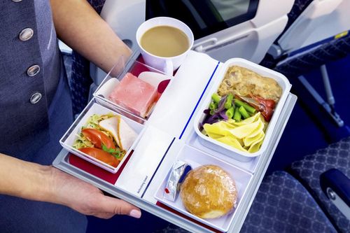 Tại sao ăn trên máy bay lại không ngon miệng bằng khi ăn dưới mặt đất?
