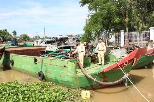Công an Chợ Mới bắt 4 phương tiện khai thác cát lậu