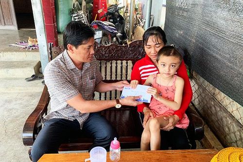 Ủng hộ cháu Thảo 34 triệu đồng