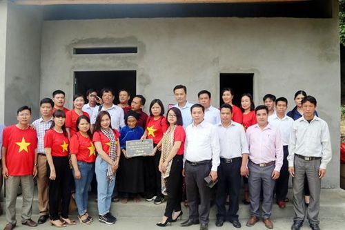 Trao nhà tình nghĩa cho gia đình cụ bà có hoàn cảnh đặc biệt khó khăn