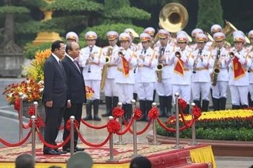 Thủ tướng Nguyễn Xuân Phúc chủ trì lễ đón Thủ tướng Campuchia Hun Sen