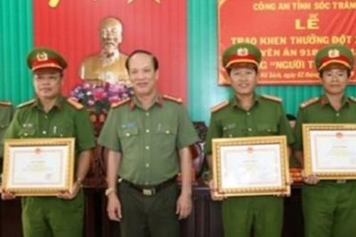 Khen thưởng các cá nhân có thành tích xuất sắc của Công an huyện Kế Sách