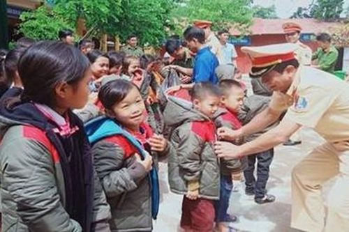 Cục Cảnh sát Giao thông tặng quà học sinh nghèo Điện Biên