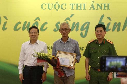 Trao giải cuộc thi ảnh 'Vì cuộc sống bình yên'