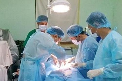 Bệnh xá đảo Sinh Tồn mổ cấp cứu ngư dân viêm ruột thừa cấp