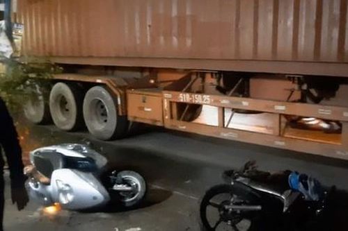 Được cậu đón đi học về, 2 cháu bé bị xe container cán thương vong