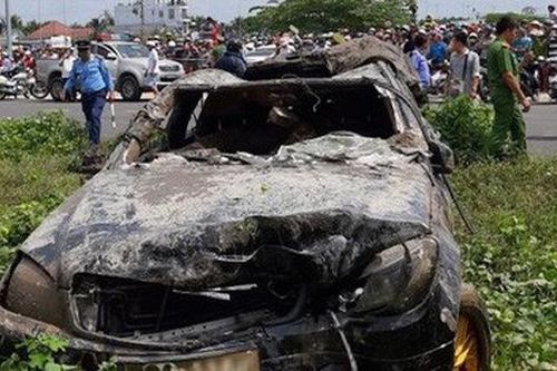Vụ 3 thi thể trong xe Mercedes dưới kênh nước: Đau xót dòng trạng thái của người mẹ sau đám tang các con