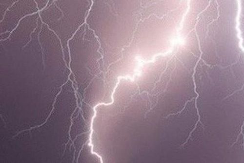 Để điện thoại trong túi quần, người đàn ông bị sét đánh tử vong