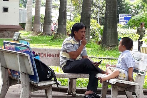 Hút thuốc lá tại địa điểm công cộng vẫn còn phổ biến