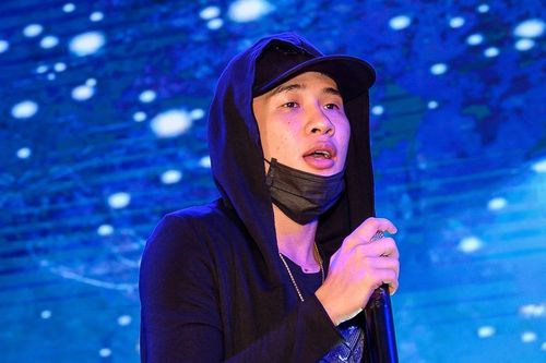 Jack để mặt mộc, trùm kín trong buổi tổng duyệt fan meeting