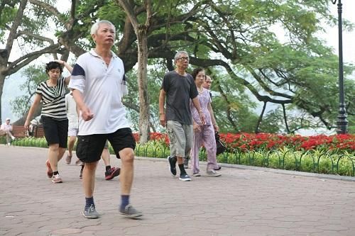 Người cao tuổi đi bộ đúng cách