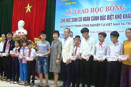 Trao 100 suất học bổng cho học sinh đặc biệt khó khăn