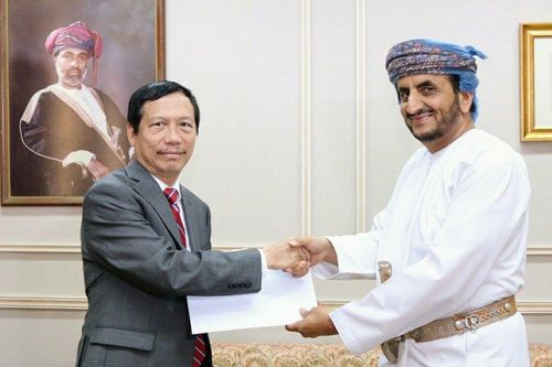 Đại sứ Vũ Viết Dũng trao bản sao Thư ủy nhiệm tại Bộ Ngoại giao Oman
