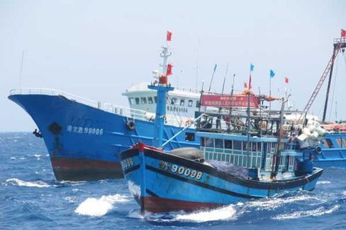 Một tàu cá Việt Nam bị 3 tàu Trung Quốc truy đuổi trên biển Đông