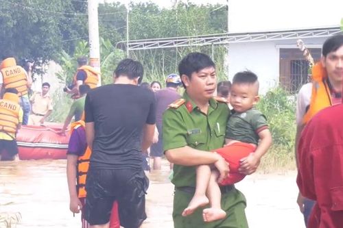 Bình Phước: Lũ về bất ngờ, hàng chục hộ dân sơ tán khẩn cấp