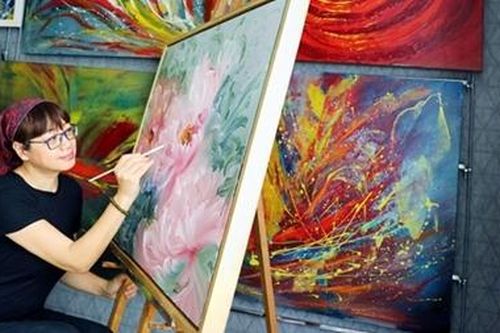 Người trò chuyện cùng hoa