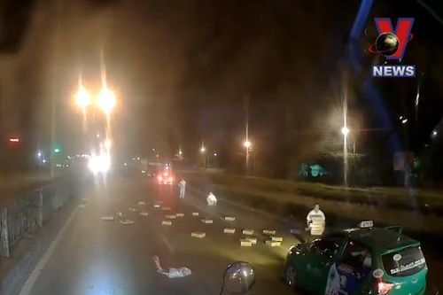 Xe tải rơi hàng chục thùng mì tôm, nhiều người lao vào hôi của