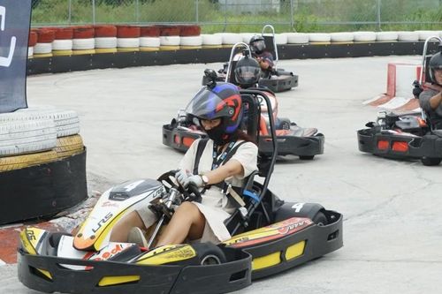 Cuối tuần, giới trẻ Sài Gòn rủ nhau đi đua xe Go-Kart