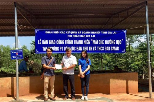 Chi đoàn Báo Gia Lai: Bàn giao công trình thanh niên tại huyện Kbang