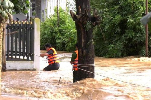 Bình Phước: Lũ dâng cao nhất trong vòng 10 năm, hàng chục hộ dân bị cô lập
