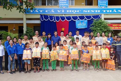 Trao tặng áo phao cứu sinh cho học sinh vùng lũ biên giới