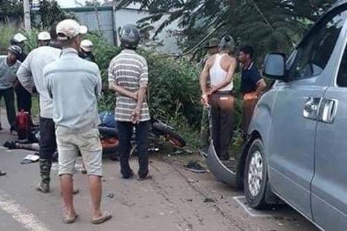 Hai thanh niên đi xe máy bị ô tô chạy cùng chiều tông tử vong