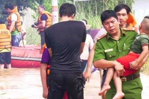Công an Bình Phước giúp hàng trăm người dân tránh lũ