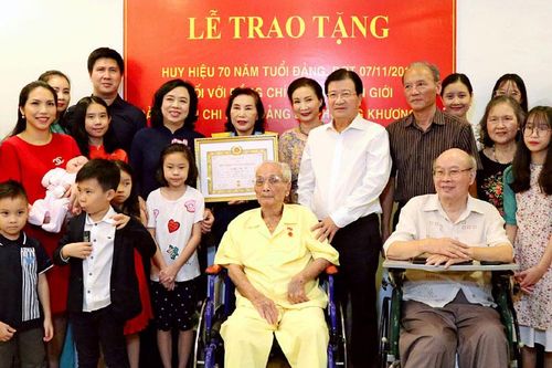 Trao Huy hiệu 70 năm tuổi Đảng cho đảng viên lão thành Nguyễn Văn Giới