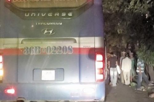 Hà Nội: Nhan nhản xe khách chạy trái tuyến, 'dàn trận' dưới lòng đường